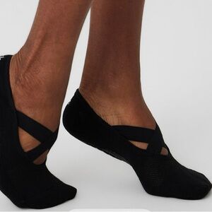 ALO Yoga Women's Pivot Barre Socks Black M/L (women’s 8-11.5) New w tags